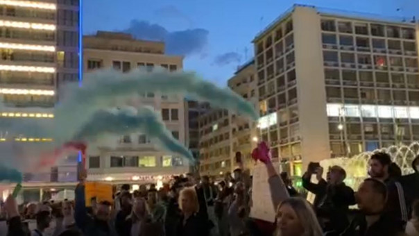 Συγκέντρωση στη μνήμη του Ζακ Κωστόπουλου - Άναψαν καπνογόνα στην Ομόνοια - Δείτε βίντεο και φωτογραφίες