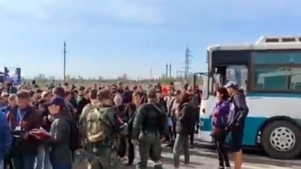 Βίντεο με «αναγκαστική εκκένωση»  αμάχων από τη Μαριούπολη έδωσε στη δημοσιότητα το Κίεβο