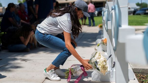 Μακελειό στο Τέξας: Η Μέγκαν Μαρκλ κατέθεσε λουλούδια στο μνημείο για τα θύματα-Φωτογραφίες