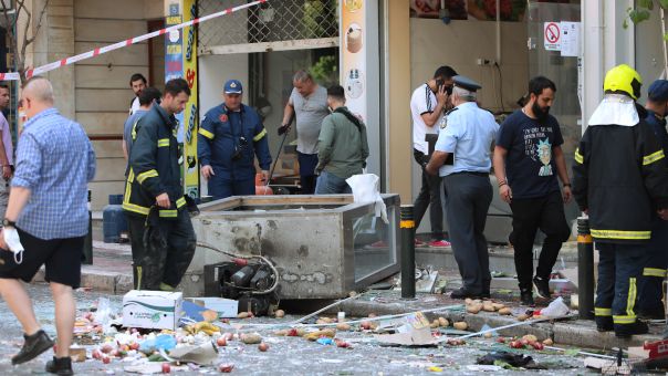 Ένας σοβαρά και δύο ελαφρά τραυματίες από την έκρηξη στο μίνι μάρκετ στο κέντρο της Αθήνας