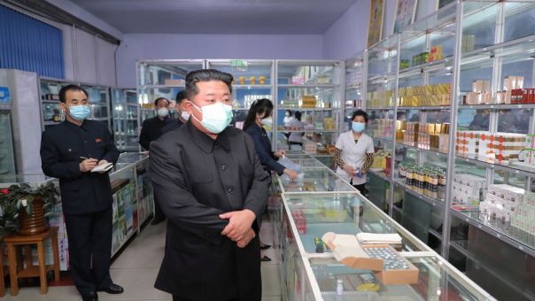 Βόρεια Κορέα: Έλλειψη φαρμάκων» εν μέσω εκρηκτικής εξάπλωσης του νέου κορονοϊού