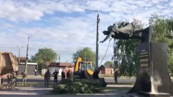 Χάρκοβο: Οι Ουκρανοί γκρέμισαν το άγαλμα του Αλέξανδρου Νιέφσκι – Δείτε βίντεο 