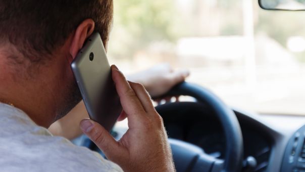 «Κολλημένοι» στο κινητό οι Έλληνες οδηγοί: Μιλάνε, σερφάρουν, στέλνουν email