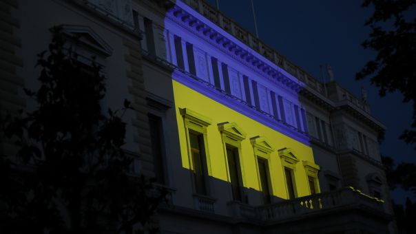 Στα χρώματα της Ουκρανίας φωταγωγήθηκε το Προεδρικό Μέγαρο- Δείτε εικόνες 