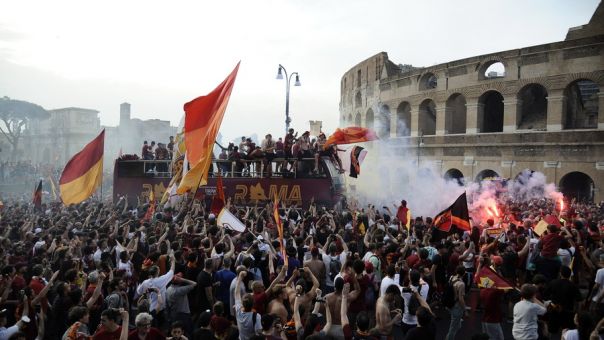 Βούλιαξε η «Αιώνια πόλη» από 100.000 oπαδούς της Ρόμα μετά την κατάκτηση του Conference League-Δείτε φωτογραφίες