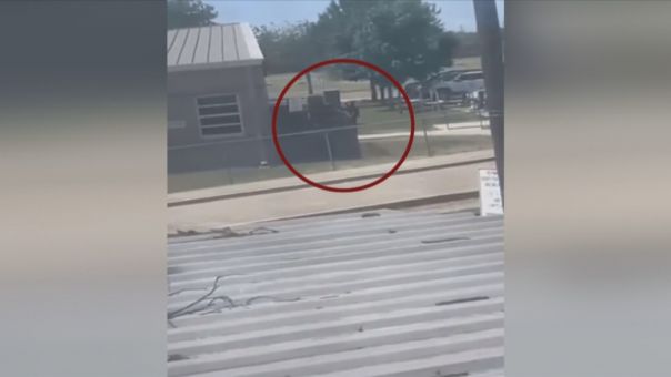 Βίντεο ντοκουμέντο από τη στιγμή που ο 18χρονος μακελάρης του Τέξας μπαίνει στο σχολείο 