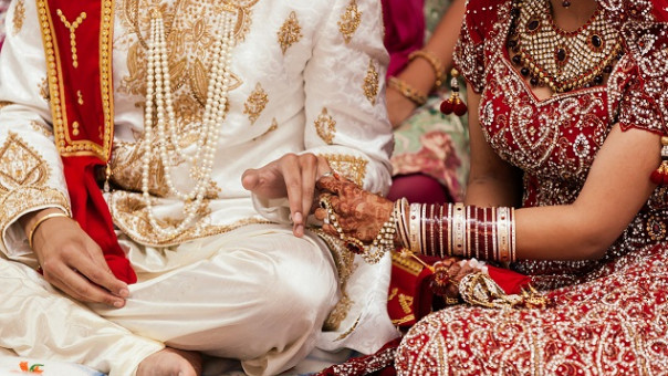 Ινδία: Μηνύουν τον γιο και την νύφη τους γιατί θέλουν εγγόνι αλλιώς ζητούν αποζημίωση $650.000