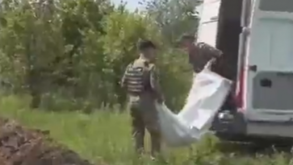 Δεκάδες νεκρούς σε ομαδικό τάφο θάβει η αστυνομία της Λισιτσάνσκ - Δείτε βίντεο