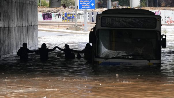 Η ανακοίνωση της ΟΣΥ για το πλημμυρισμένο λεωφορείο στην Παραλιακή 