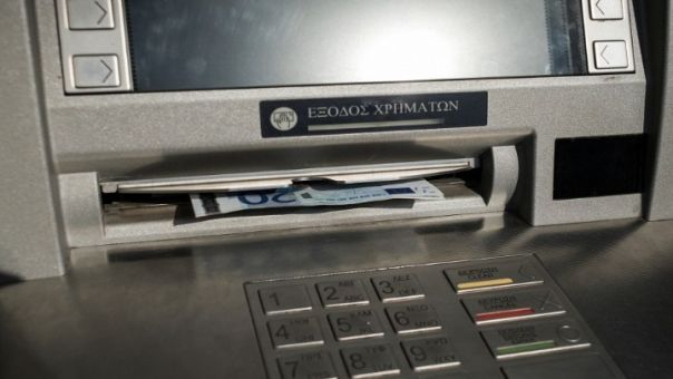Επιθέσεις άγνωστων σε τράπεζες- Έσπασαν Τζαμαρίες και ΑΤΜ