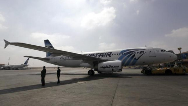 Αεροσκάφος της EgyptAir που εξέπεμψε σήμα κινδύνου επέστρεψε με ασφάλεια στο αεροδρόμιο του Καΐρου