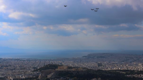 Τα Rafale περνούν πάνω από την Αθήνα - Δείτε βίντεο και φωτογραφίες