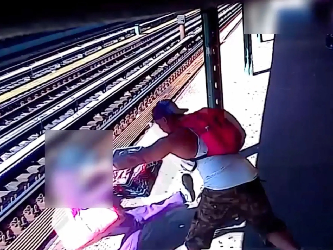 Μπρονξ: Βίντεο με δράστη να πετά γυναίκα στις ράγες του μετρό