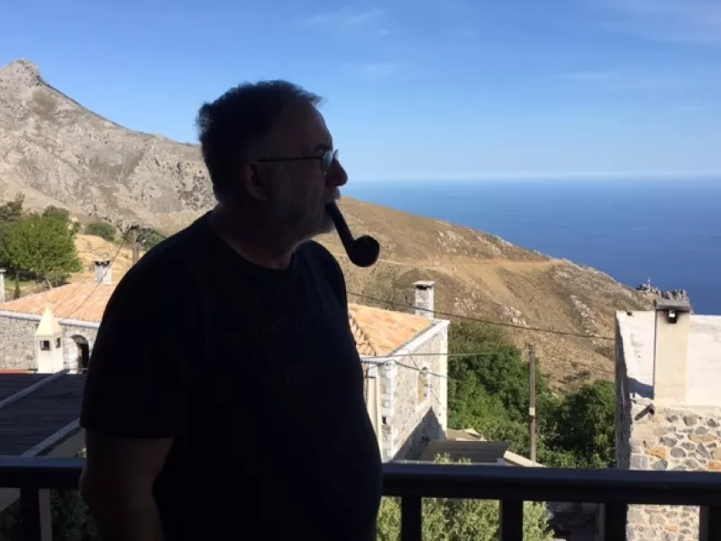 Άνδρας σε νησιωτικό τοπίο