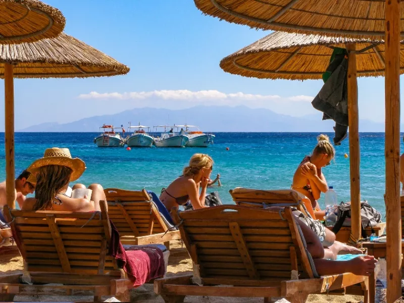 Προς άρση καραντίνας για πλήρως εμβολιασμένους ταξιδιώτες η Βρετανία, αλλά άγνωστο το πότε