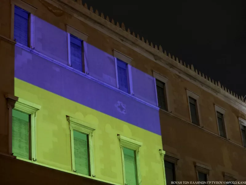 Η Βουλή φωταγωγήθηκε με τη σημαία της Ουκρανίας 