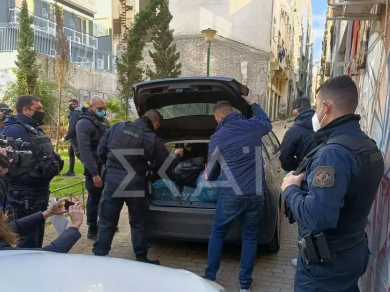 Στυλιάρια, μαχαίρι, κράνη και καδρόνια βρήκε η ΕΛ.ΑΣ. στον σύνδεσμο οπαδών στην Ομόνοια - Δείτε φωτο