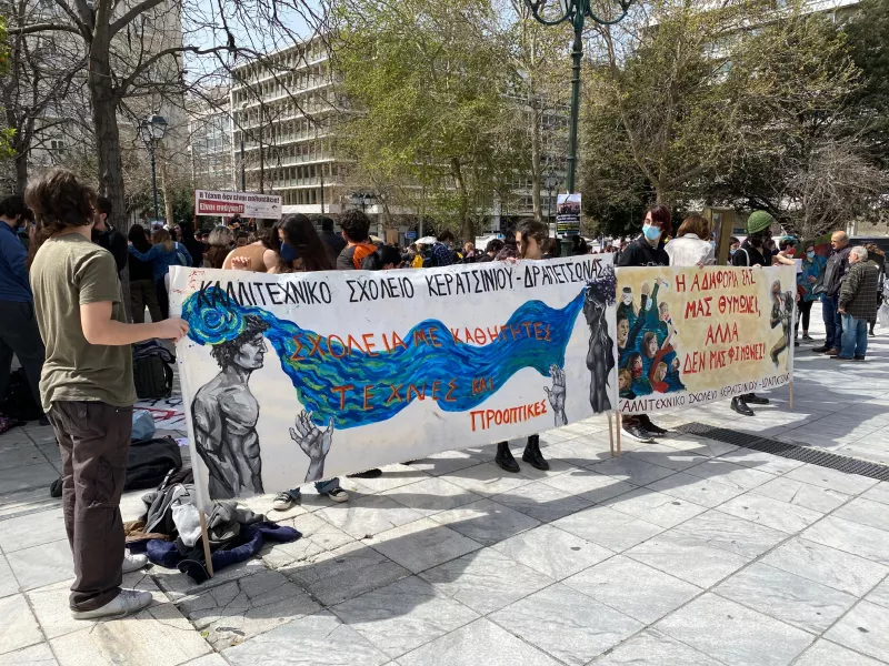 Διαμαρτυρία... μετά μουσικής στο Σύνταγμα: Δείτε βίντεο και φωτογραφίες