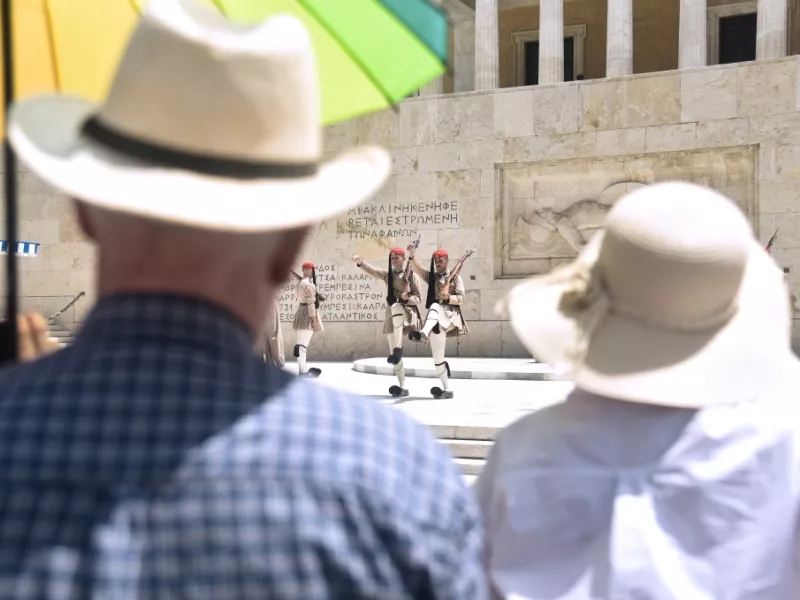 Ηλικιωμένο ζευγάρι στο κέντρο της Αθήνας μια ζεστή ημέρα.