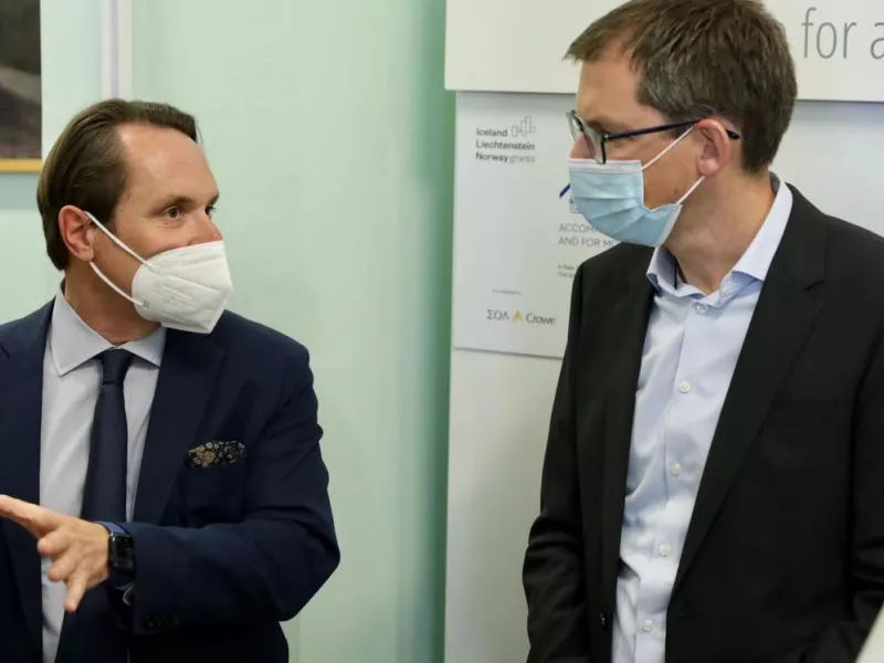 Ο Νορβηγός Πρέσβης Frode Overland Andersen και ο Ουκρανός ομόλογός του Sergii Shutenko