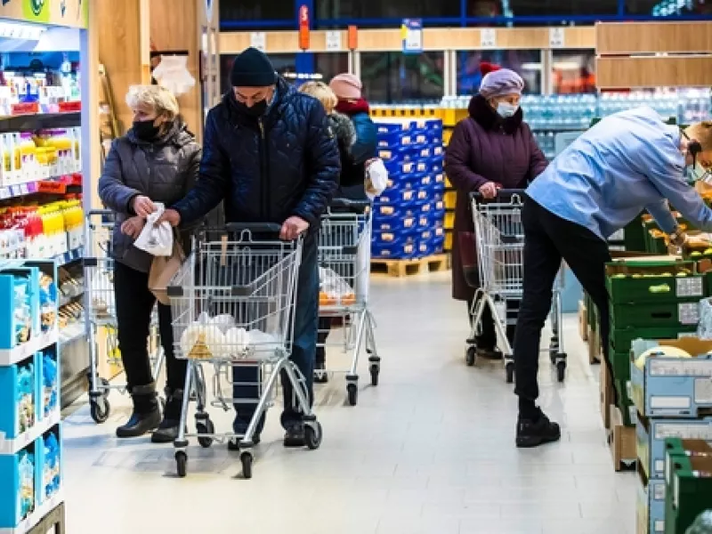Σχεδόν οι μισοί Γερμανοί έχουν μειώσει τις δαπάνες τους λόγω πληθωρισμού δείχνει νέα δημοσκόπηση