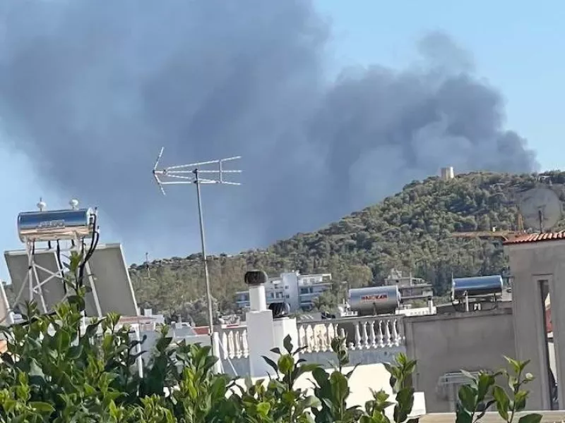 Φωτιά σε αποθήκες με ξύλα και οικοδομικά υλικά στην Βουλιαγμένη