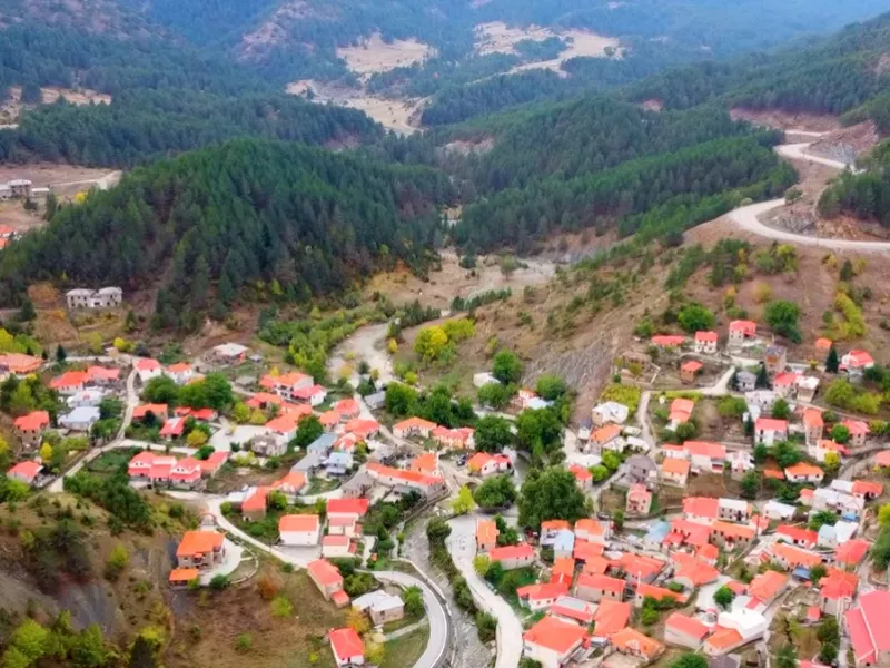 Γρεβενά: Το πετρόχτιστο χωριό που τη δεκαετία του ’70 μεταμορφώθηκε για τον «Μεγαλέξανδρο»