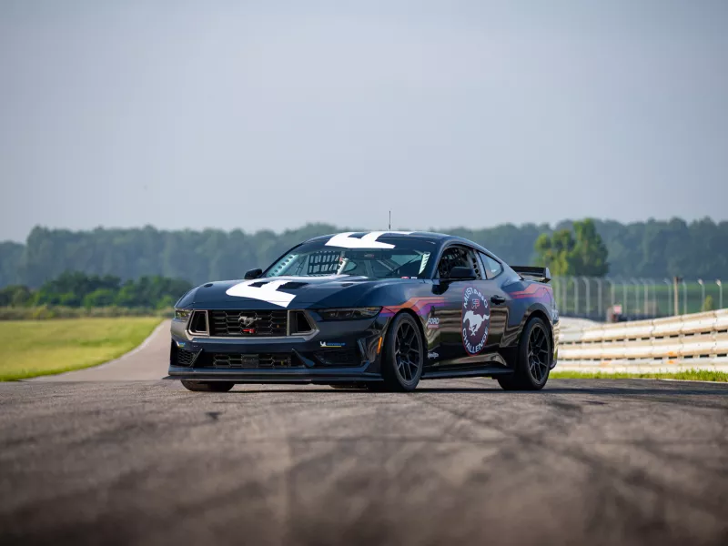 mustang_dark_horse_r_01.jpg