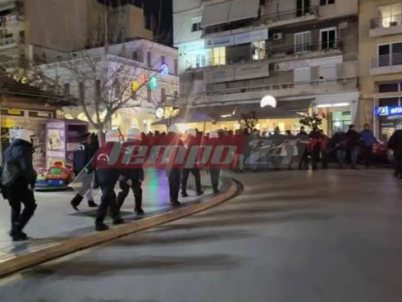 Νέα πορεία αντιεξουσιαστών στην Πάτρα - Προκάλεσαν ζημιές στα ΕΛΤΑ