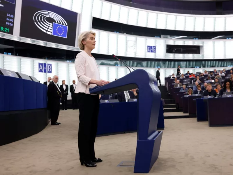 Politico: Η φον ντερ Λάιεν «παίζει σε πολλά ταμπλό» προσπαθώντας να επανεκλεγεί πρόεδρος της Κομισιόν 