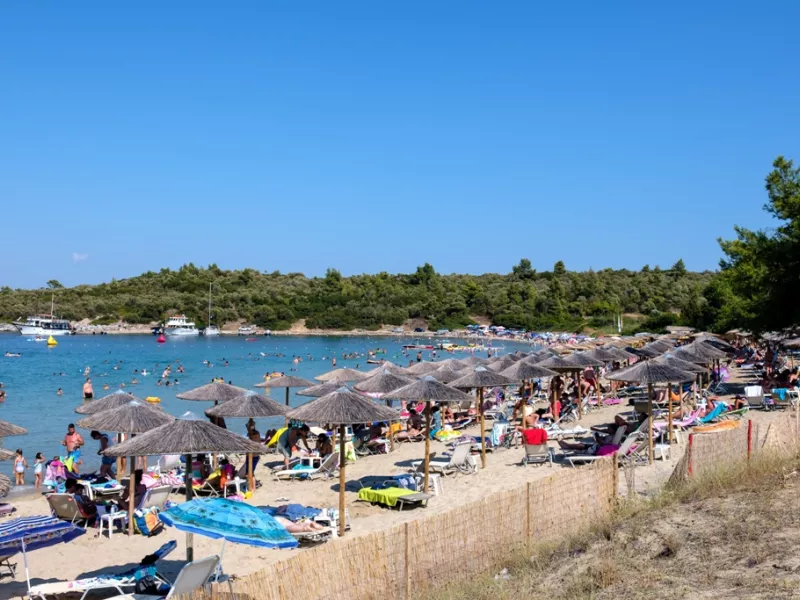 Χαλκιδική: Οικισμοί λίγων εκατοντάδων κατοίκων φιλοξενούν χιλιάδες