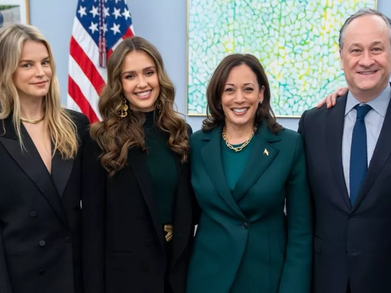 Jessica Alba: Υποστήριξε δημόσια Kamala Harris, έκλεισε τα σχόλια και ήρθε Ελλάδα για κρουαζιέρα