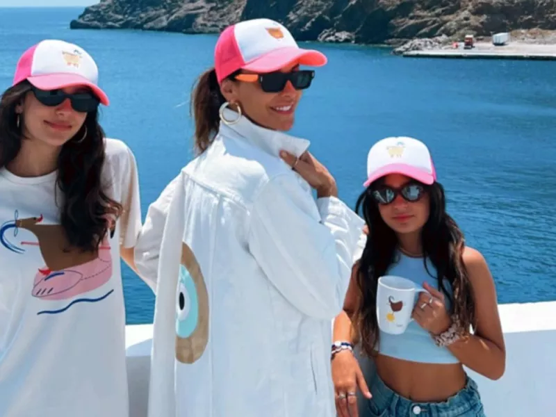 Η Μαγγίρα φόρεσε... μάτι να ξορκίσει το κακό και φωτογραφίζεται με τις κόρες της