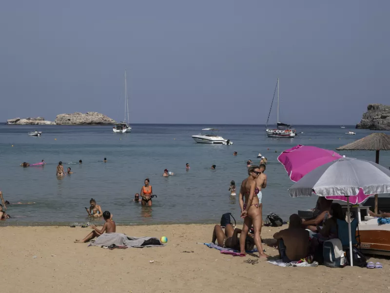 Βρετανία: Δημοσιεύματα προειδοποιούν για τους «κινδύνους» των διακοπών στην Ελλάδα