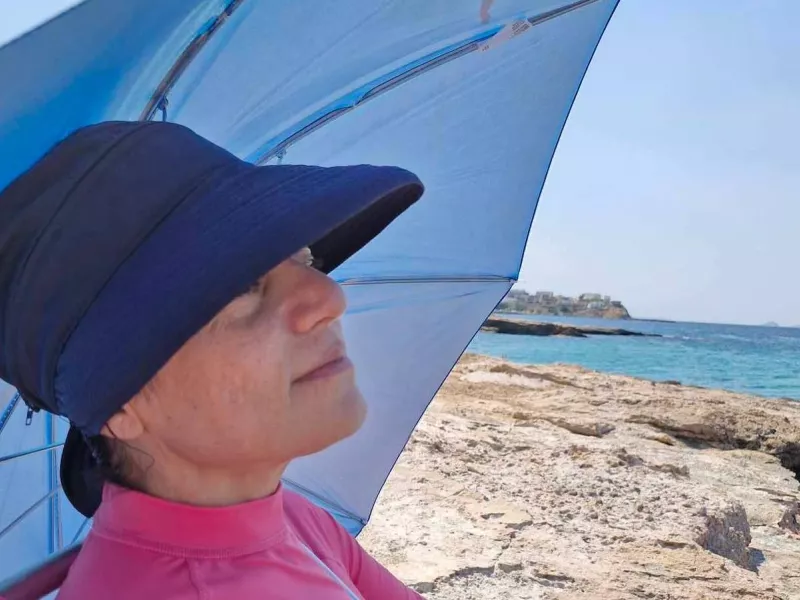Όλοι παρακαλάνε να μαυρίσουν κι εκείνη έσκασε στην παραλία έτσι