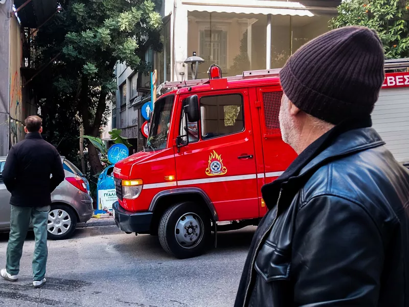 Πυρκαγιά σε διαμέρισμα στην πλατεία Αττικής - Χωρίς τις αισθήσεις της απεγκλωβίστηκε ηλικιωμένη