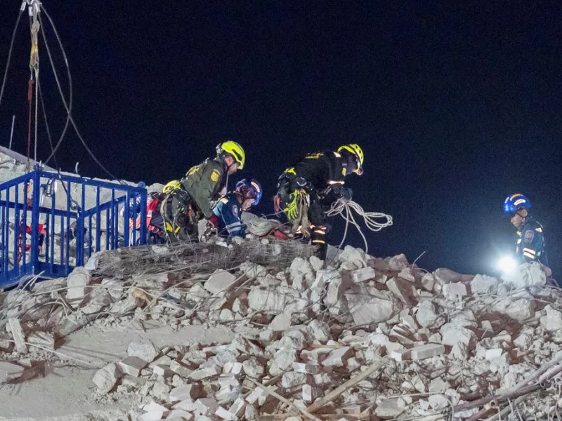 Σεισμός στην Ταϊλάνδη:  Σημεία ζωής στον ουρανοξύστη στη Μπανγκόκ