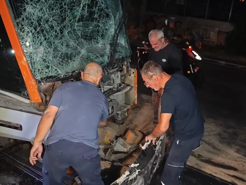 Σύγκρουση λεωφορείου με τραμ