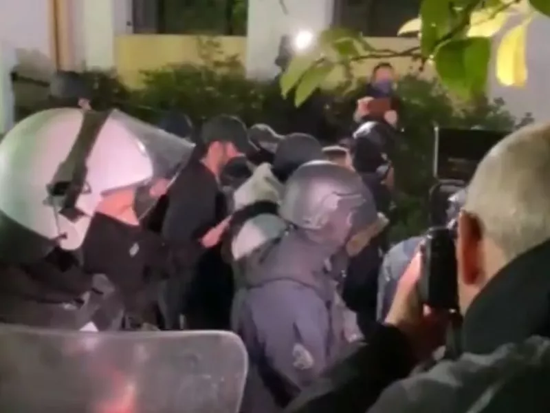 Η στιγμή της αποχώρησης της Ρούλας Πισπιρίγκου από τα δικαστήρια - Δείτε βίντεο