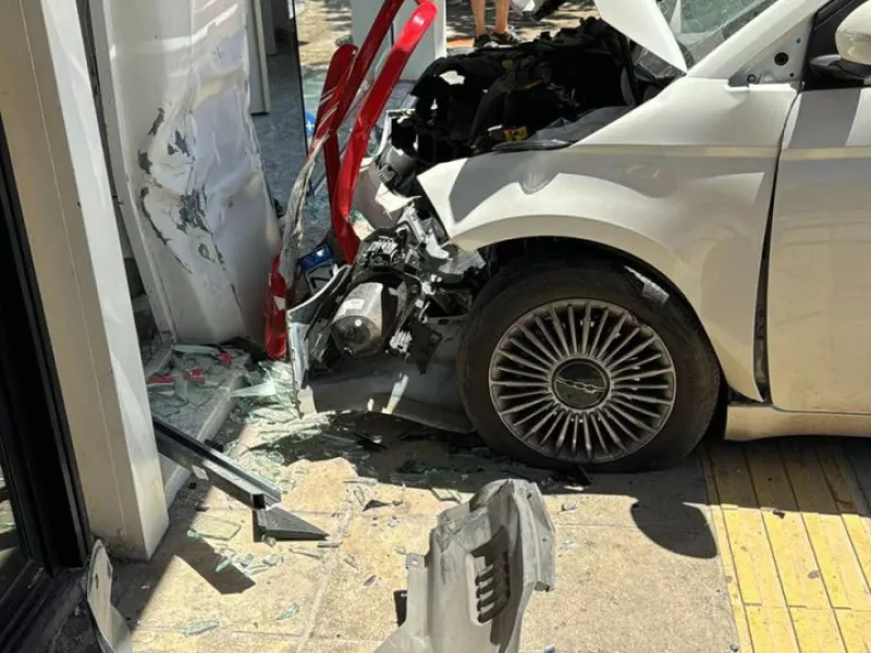 Κρήτη: Αυτοκίνητο καρφώθηκε με ταχύτητα σε τζαμαρία τουριστικού γραφείου - Δείτε βίντεο