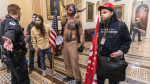 Γιατί το Smithsonian συγκεντρώνει σημαίες από την εισβολή στο Καπιτώλιο