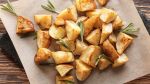 Αυτή η συνταγή για ψητές πατάτες με πέστο και παρμεζάνα είναι ό,τι πιο εθιστικό θα δεις σήμερα