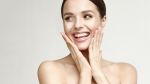 Skincare: Πώς τα σωστά overnight προϊόντα αναδομούν κι ενδυναμώνουν το δέρμα 