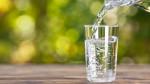 Πώς το να πίνεις αρκετό νερό συνδέεται με πιο υγιή γήρανση