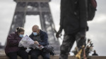 Γαλλία: Επιστροφή της υποχρεωτικής μάσκας στα πιο πολυσύχναστα μέρη του Παρισιού