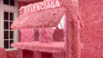 Σε ροζ faux γούνα τύλιξαν την μπουτίκ του Balenciaga στο Λονδίνο 
